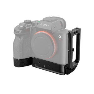 SmallRig_2417_L-Bracket_for_Sony_Alpha_7R_IV_Alpha_9_II_LCS_001 Sony Alpha -kameraan on asennettu SmallRig 2417 L-teline Sony Alpha 7R IV:lle ja Alpha 9 II:lle. Musta metallinen kahva erottuu valkoisella taustalla, ja puoliksi läpinäkyvä kamera korostaa kiinnitettyä lisävarustetta.