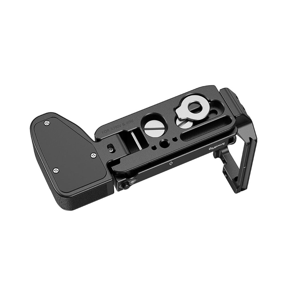 SmallRig_2417_L-Bracket_for_Sony_Alpha_7R_IV_Alpha_9_II_LCS_004 SmallRig 2417 L-kiinnike Sony Alpha 7R IV:lle ja Alpha 9 II:lle on musta L-muotoinen kiinnike, jossa on useita kiinnityspisteitä ja säätönupit ja joka kiinnittyy kameran pohjaan ja kylkeen turvallista jalustakiinnitystä varten.
