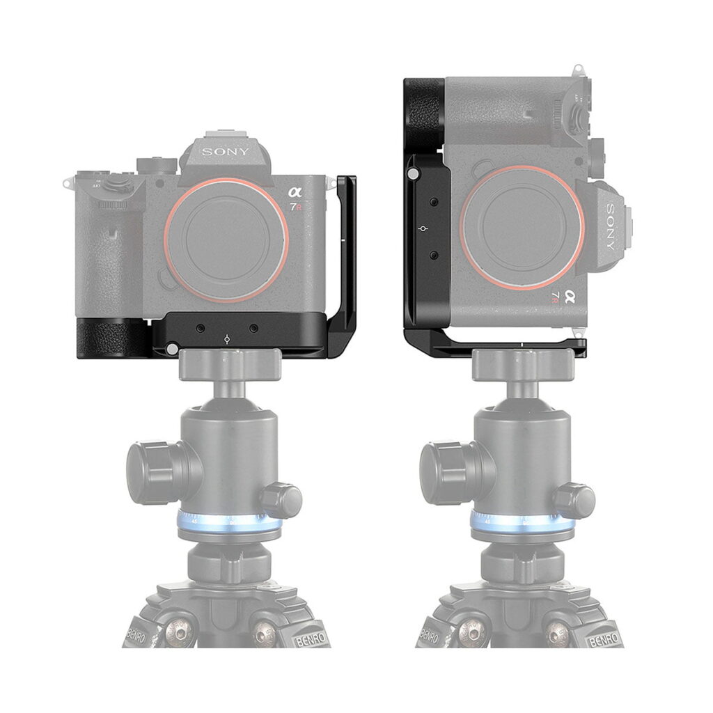 SmallRig_2417_L-Bracket_for_Sony_Alpha_7R_IV_Alpha_9_II_LCS_008 Kaksi näkymää Sony-kamerasta jalustalla, jossa on SmallRig 2417 L-kiinnike Alpha 7R IV:lle ja Alpha 9 II:lle, vaaka- ja pystyasennot. Jalusta ja kamerat on häivytetty kameraa ja kiinnikettä lukuun ottamatta.