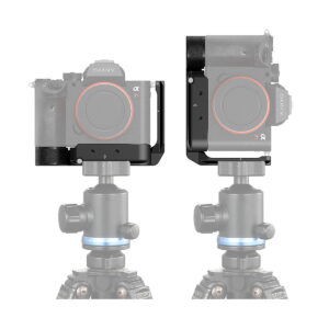 SmallRig_2417_L-Bracket_for_Sony_Alpha_7R_IV_Alpha_9_II_LCS_008 Kaksi näkymää Sony-kamerasta jalustalla, jossa on SmallRig 2417 L-kiinnike Alpha 7R IV:lle ja Alpha 9 II:lle, vaaka- ja pystyasennot. Jalusta ja kamerat on häivytetty kameraa ja kiinnikettä lukuun ottamatta.