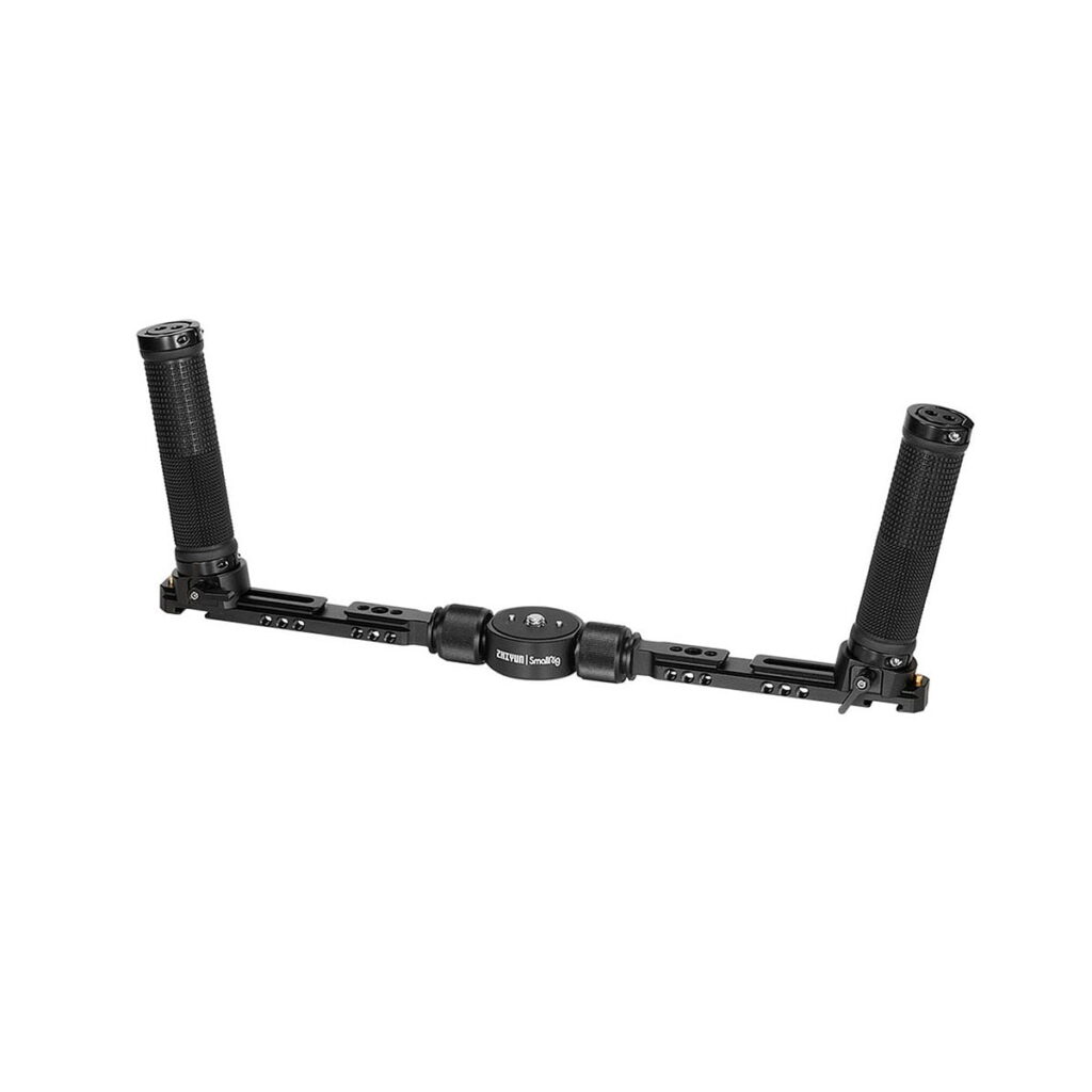 SmallRig_2857_Dual_Handgrip_for_ZHIYUN_CRANE_3S_Handheld_Stabilizer_001 SmallRig 2857 Dual Handgrip for ZHIYUN CRANE 3S on musta käsivakaaja, jossa on kaksi teksturoitua kahvaa ja säädettävä keskiö, ihanteellinen vakaaseen videokuvaukseen tai valokuvaukseen laitteesi kanssa.