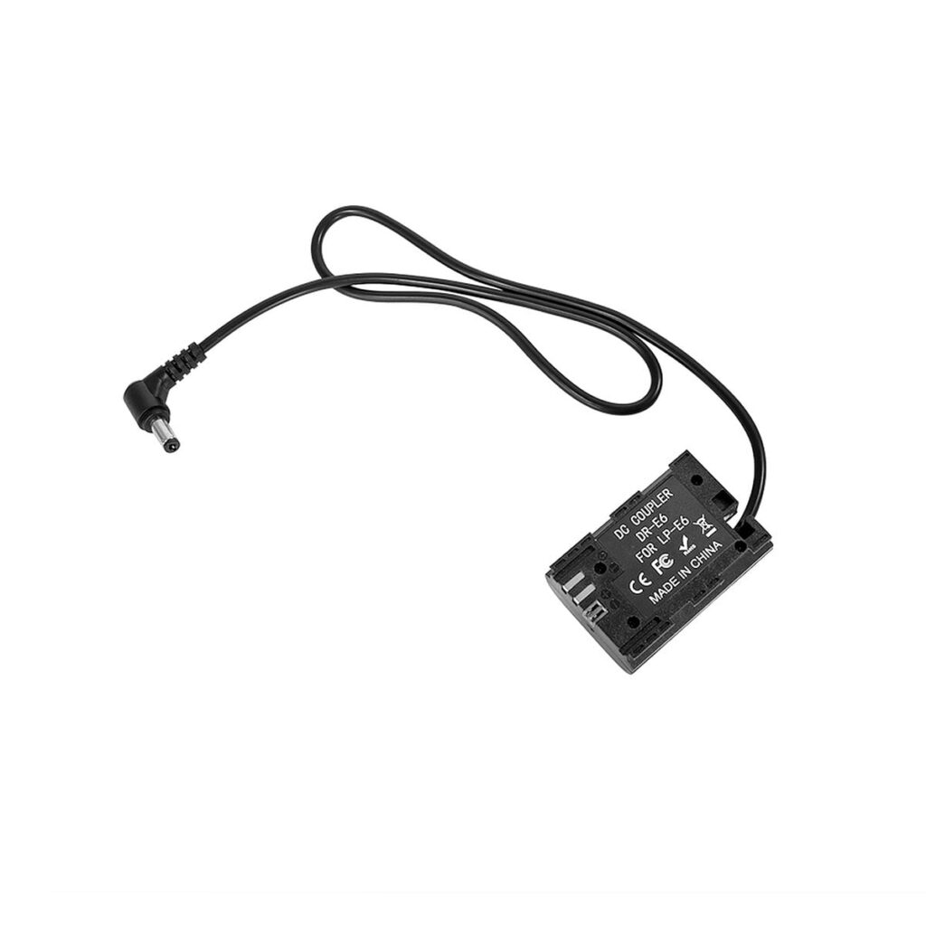 SmallRig_2919_DC5521_to_LP-E6_Dummy_Battery_Charging_Cable_002 SmallRig 2919 DC5521 to LP-E6 Dummy Battery Charging Cable on musta sovitin, jossa on kaapeli ja suorakulmainen DC-liitin, jonka toisella puolella on valkoinen painettu teksti ja sertifiointisymbolit.