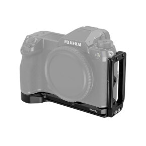 SmallRig_3232_L-Bracket_for_Fujifilm_GFX_100S_and_GFX_50S_II_001 Fujifilm-kamera, joka on varustettu mustalla metallisella SmallRig 3232 L-kiinnikkeellä GFX 100S:lle ja GFX 50S II:lle, näkyy valkoisella taustalla, ja kiinnike tukee jalustaa ja oikeaa sivua vakauden ja kiinnityksen parantamiseksi.