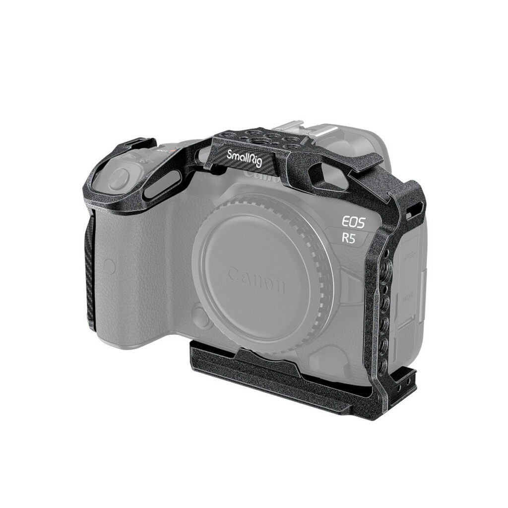 SmallRig_3233_EOS_R5_R6_Black_Mamba_Camera_Cage_001 Harmaasävyinen Canon EOS R5 -kamera, joka on osittain suljettu mustaan SmallRig 3233 "Black Mamba" -kamerahäkkiin, jossa on useita kiinnityspisteitä ja SmallRig-etiketti päällä.