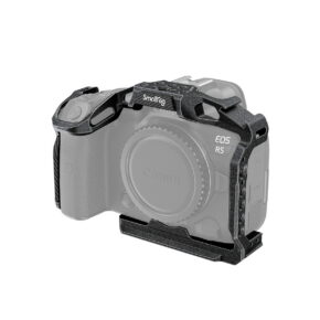 SmallRig_3233_EOS_R5_R6_Black_Mamba_Camera_Cage_001 Harmaasävyinen Canon EOS R5 -kamera, joka on osittain suljettu mustaan SmallRig 3233 "Black Mamba" -kamerahäkkiin, jossa on useita kiinnityspisteitä ja SmallRig-etiketti päällä.