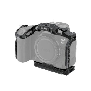 SmallRig_3233_EOS_R5_R6_Black_Mamba_Camera_Cage_001 Harmaasävyinen Canon EOS R5 -kamera, joka on osittain suljettu mustaan SmallRig 3233 "Black Mamba" -kamerahäkkiin, jossa on useita kiinnityspisteitä ja SmallRig-etiketti päällä.