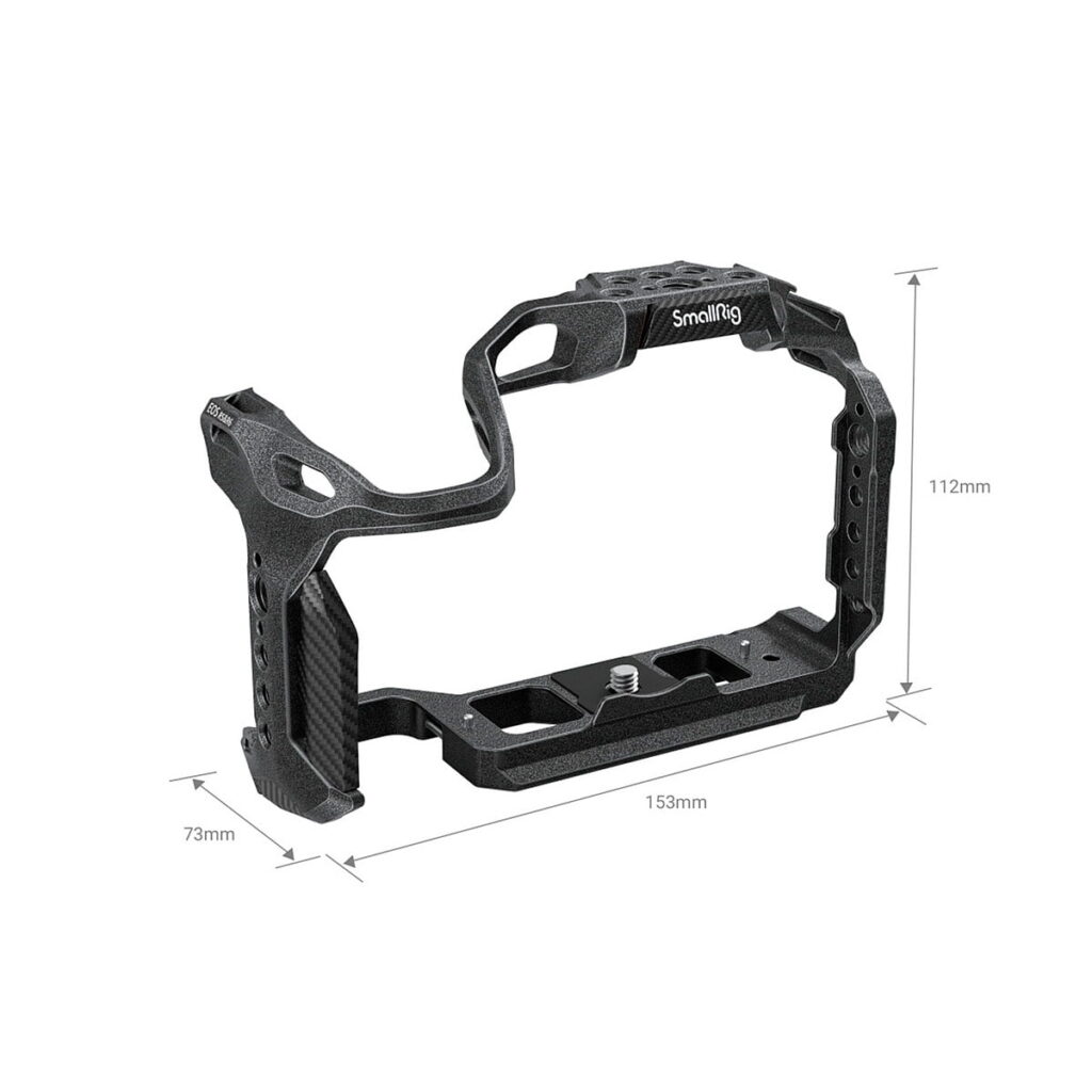 SmallRig_3233_EOS_R5_R6_Black_Mamba_Camera_Cage_002 SmallRig 3233 "Black Mamba" -kamerahäkki Canon EOS R5/R5C/R6:lle, mustaa metallia, jossa on useita kiinnityspisteitä, on kooltaan 112mm x 153mm x 73mm ja se on kuvassa valkoista taustaa vasten.