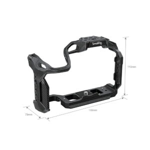 SmallRig_3233_EOS_R5_R6_Black_Mamba_Camera_Cage_002 SmallRig 3233 "Black Mamba" -kamerahäkki Canon EOS R5/R5C/R6:lle, mustaa metallia, jossa on useita kiinnityspisteitä, on kooltaan 112mm x 153mm x 73mm ja se on kuvassa valkoista taustaa vasten.
