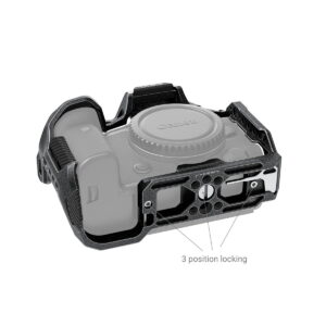 SmallRig_3233_EOS_R5_R6_Black_Mamba_Camera_Cage_003 SmallRig 3233 "Black Mamba" -kamerahäkki on kuvassa asennettu Canon EOS R5-, R5C- tai R6-rungon ympärille, ja häkin pohjassa on tarrat, jotka korostavat kolmea lukituspaikkaa.