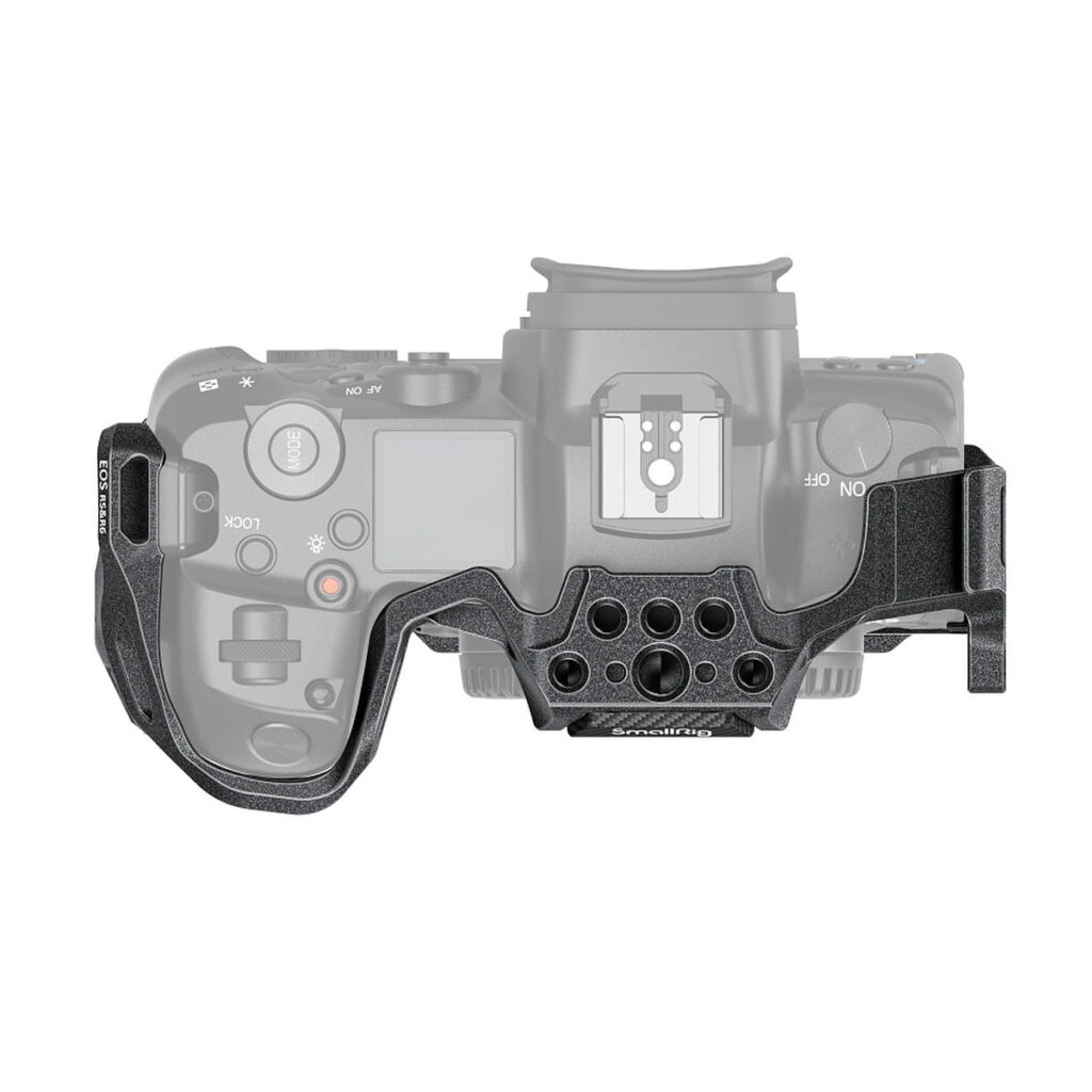 SmallRig_3233_EOS_R5_R6_Black_Mamba_Camera_Cage_004 SmallRig 3233 "Black Mamba" -kamerahäkki Canon EOS R5 / R5C / R6 -kameralle kiinnitettynä peilittömän kameran jalustaan, kuvassa ylhäältä päin ja kameran runko harmaana häkin rakenteen ja kiinnitysreikien korostamiseksi.