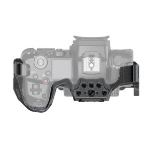 SmallRig_3233_EOS_R5_R6_Black_Mamba_Camera_Cage_004 SmallRig 3233 "Black Mamba" -kamerahäkki Canon EOS R5 / R5C / R6 -kameralle kiinnitettynä peilittömän kameran jalustaan, kuvassa ylhäältä päin ja kameran runko harmaana häkin rakenteen ja kiinnitysreikien korostamiseksi.