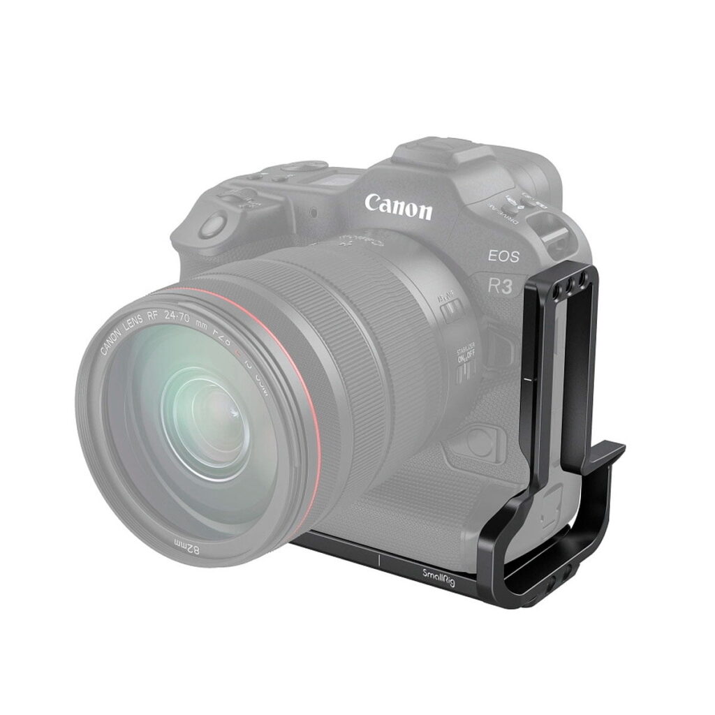 SmallRig_3628_L-Bracket_for_Canon_EOS_R3_3628_001 Kuvassa Canon EOS R3 objektiivin kanssa on varustettu SmallRig 3628 L-Bracketilla, joka on musta L-muotoinen kiinnike, joka on kiinnitetty jalustaan ja sivuun, jotta se voidaan kiinnittää helposti kolmijalkaan sekä vaaka- että pystyasentoon.