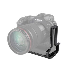 SmallRig_3628_L-Bracket_for_Canon_EOS_R3_3628_001 Kuvassa Canon EOS R3 objektiivin kanssa on varustettu SmallRig 3628 L-Bracketilla, joka on musta L-muotoinen kiinnike, joka on kiinnitetty jalustaan ja sivuun, jotta se voidaan kiinnittää helposti kolmijalkaan sekä vaaka- että pystyasentoon.