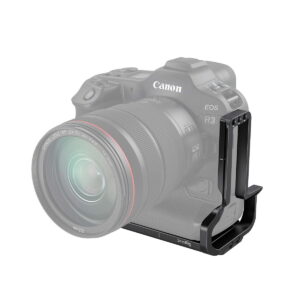 SmallRig_3628_L-Bracket_for_Canon_EOS_R3_3628_001 Kuvassa Canon EOS R3 objektiivin kanssa on varustettu SmallRig 3628 L-Bracketilla, joka on musta L-muotoinen kiinnike, joka on kiinnitetty jalustaan ja sivuun, jotta se voidaan kiinnittää helposti kolmijalkaan sekä vaaka- että pystyasentoon.