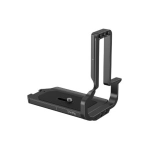 SmallRig_3628_L-Bracket_for_Canon_EOS_R3_3628_002 SmallRig 3628 L-kiinnike Canon EOS R3:lle on musta metallinen L-muotoinen kameran kiinnike, jossa on ruuvi kameran kiinnittämistä varten, kuvassa valkoista taustaa vasten.