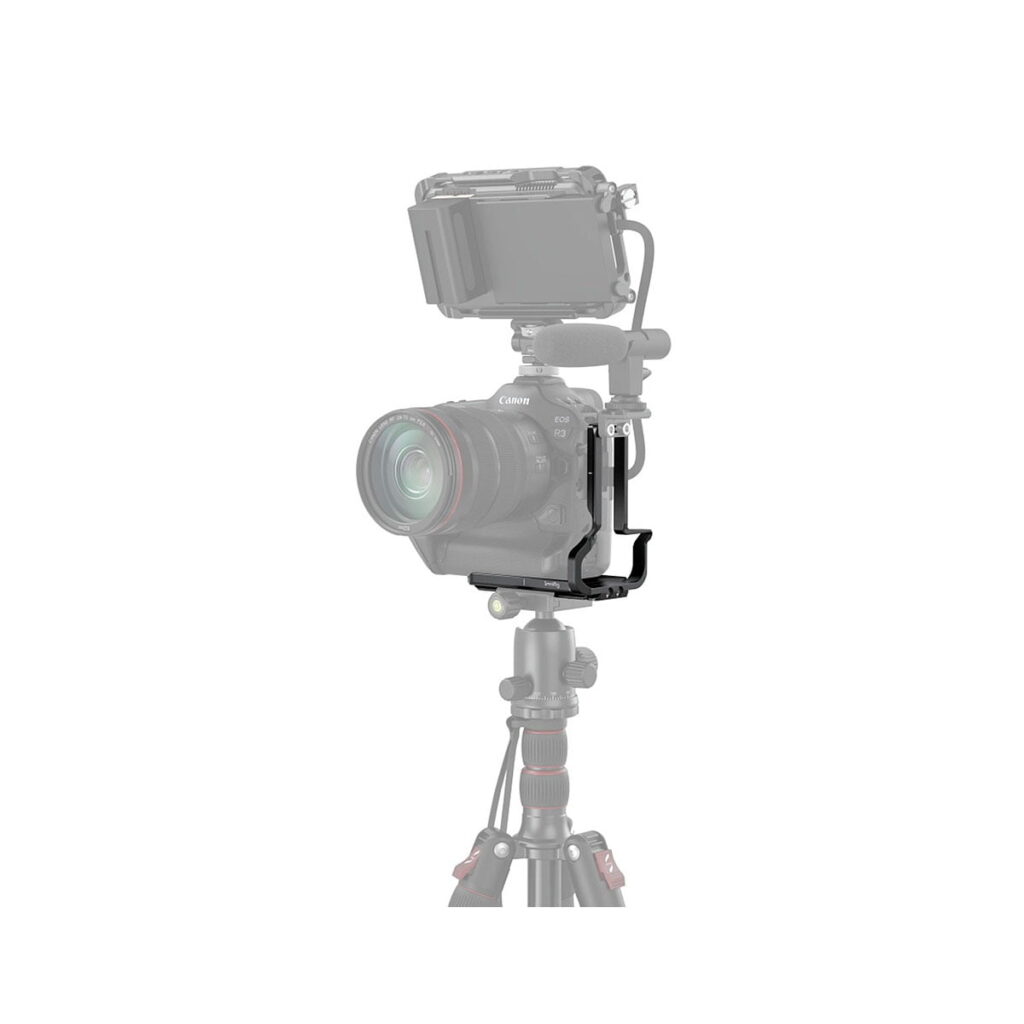 SmallRig_3628_L-Bracket_for_Canon_EOS_R3_3628_006 Digitaalinen kamera, jossa on objektiivi, on kiinnitetty jalustalle, ja sen päällä on suorakulmainen ulkoinen näyttö ja sen sivuun ja pohjaan on kiinnitetty SmallRig 3628 L-Bracket for Canon EOS R3.
