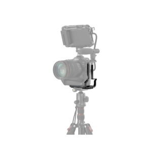 SmallRig_3628_L-Bracket_for_Canon_EOS_R3_3628_006 Digitaalinen kamera, jossa on objektiivi, on kiinnitetty jalustalle, ja sen päällä on suorakulmainen ulkoinen näyttö ja sen sivuun ja pohjaan on kiinnitetty SmallRig 3628 L-Bracket for Canon EOS R3.