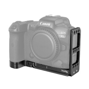 Canon EOS R5 -kamerassa on SmallRig 3659 QR L-kiinnike, joka tarjoaa paremman otteen ja kiinnitysmahdollisuudet; kameran runko on osittain haalistettu mustan metallisen kiinnikkeen korostamiseksi.