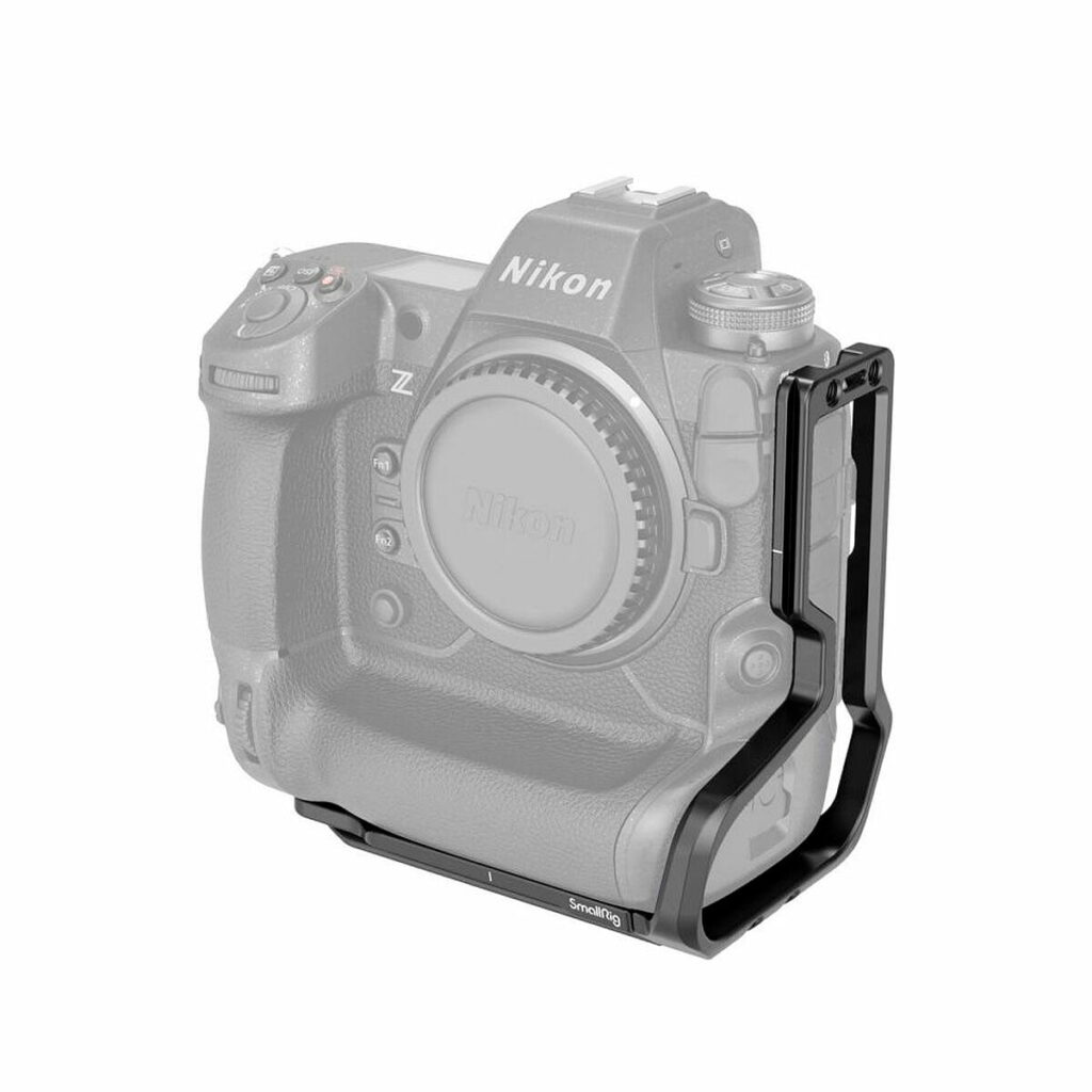 SmallRig_3714_L-Bracket_for_Nikon_Z9_001 SmallRig 3714 L-kiinnike Nikon Z9:lle on kiinnitetty Nikon Z9 -kameran rungon sivuun ja pohjaan, kuvassa harmaasävyisenä ja osittain läpinäkyvänä kiinnikkeen korostamiseksi.