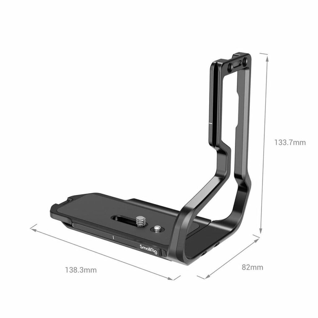SmallRig_3714_L-Bracket_for_Nikon_Z9_002 SmallRig 3714 L-kiinnike Nikon Z9:lle on musta metallinen, L-muotoinen kamerakiinnike, jossa on kiinnitysruuvi. Se on 138,3 mm leveä, 133,7 mm korkea ja 82 mm syvä.