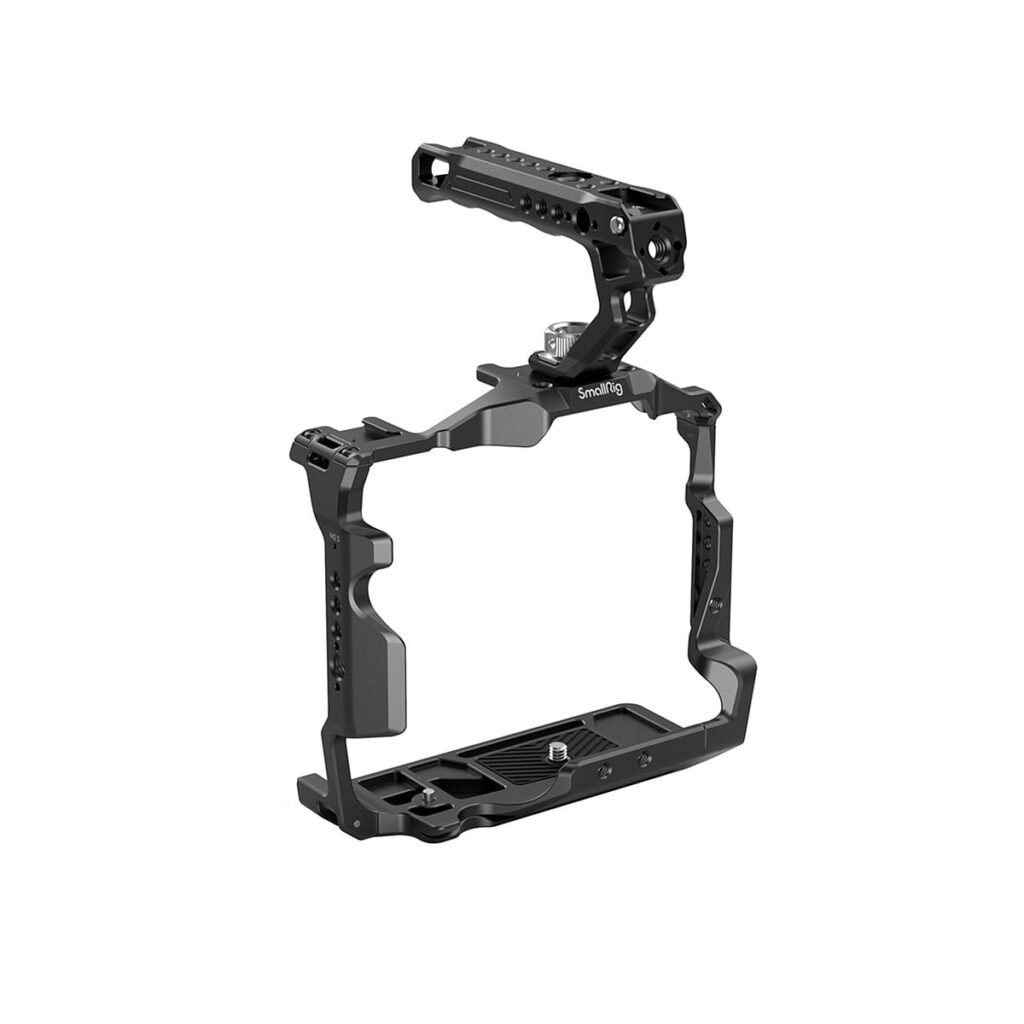 SmallRig_3738_Cage_Kit_for_Nikon_Z9_002 SmallRig 3738 Cage Kit for Nikon Z9 on musta metallinen kamerahäkki, jossa on yläkahva, useita kiinnityspisteitä ja pohjalevy ja joka on suunniteltu Nikon Z9 -kameran turvalliseen pitämiseen ja varustamiseen.