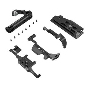 SmallRig_3738_Cage_Kit_for_Nikon_Z9_003 SmallRig 3738 Cage Kit Nikon Z9:lle sisältää mustat metalliosat - yläkahva, pohjalevy, kiinnikkeet ja ruuvit - valkoisella pohjalla.