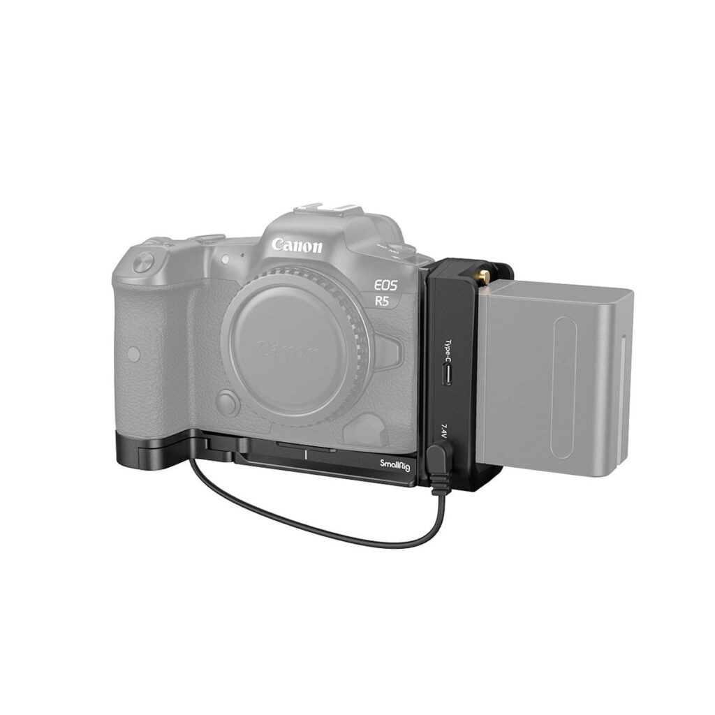 SmallRig_3768_R5_R6_Power_Supply-Kit_001 Valkoisella taustalla näkyy Canon EOS R5 -kamera, joka on varustettu SmallRig 3768 R5/R6 -virtalähdepaketilla, johon kuuluu akkukahva ja kaapelilla yhdistetty ulkoinen akkupaketti.