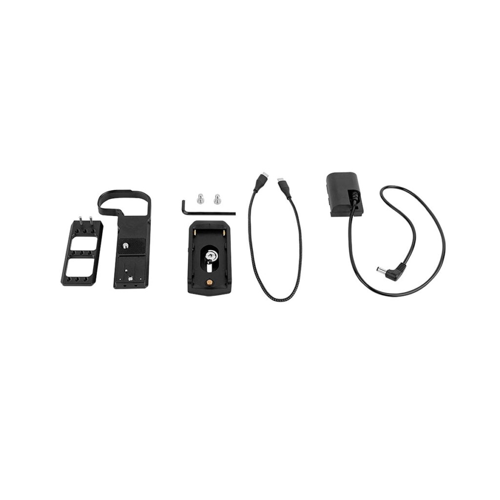 SmallRig_3768_R5_R6_Power_Supply-Kit_002 SmallRig 3768 R5/R6 -virtalähdepaketin komponentit - mukaan lukien asennuslevyt, ruuvit, kuusiokoloavain, kameran levy, jossa on kiristysnuppi, ja kaksi kaapelia - on järjestetty siististi valkoiselle taustalle.