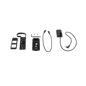 SmallRig_3768_R5_R6_Power_Supply-Kit_002 SmallRig 3768 R5/R6 -virtalähdepaketin komponentit - mukaan lukien asennuslevyt, ruuvit, kuusiokoloavain, kameran levy, jossa on kiristysnuppi, ja kaksi kaapelia - on järjestetty siististi valkoiselle taustalle.
