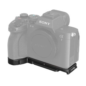 Sony Alpha 7 IV -kamera, jonka pohjaan on kiinnitetty musta SmallRig 3666 Baseplate, joka korostaa pohjalevyä. Kamera on osittain harmaasävytetty SmallRig 3666 -lisävarusteen korostamiseksi.
