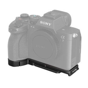 SmallRig_Baseplate_for_Sony_Alpha_7_IV_001 Sony Alpha 7 IV -kamera, jonka pohjaan on kiinnitetty musta SmallRig 3666 Baseplate, joka korostaa pohjalevyä. Kamera on osittain harmaasävytetty SmallRig 3666 -lisävarusteen korostamiseksi.
