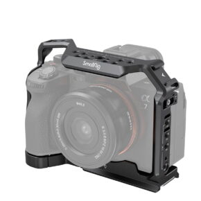 SmallRig_Full_Cage_for_Sony_Alpha_7_IV_Alpha_7_S_III_Alpha_1_3667_001 A digital camera housed in a black metal SmallRig 3667 Full Cage case for the Sony A7R V/A7R IV/A7 IV/A7S III/A1, providing multiple mounting points and better protection for the camera and lens.
