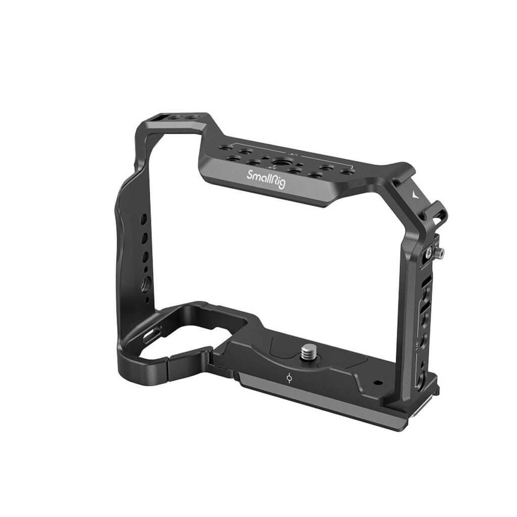 SmallRig 3667 Full Cage for Sony A7R V/IV, A7 IV, A7S III ja A1 on musta metallihäkki, jossa on useita kiinnitysreikiä ja muotoiltu ote, joka pitää kameran turvallisesti paikallaan ja suojaa sitä samalla, kun se mahdollistaa lisävarusteiden kiinnityksen.