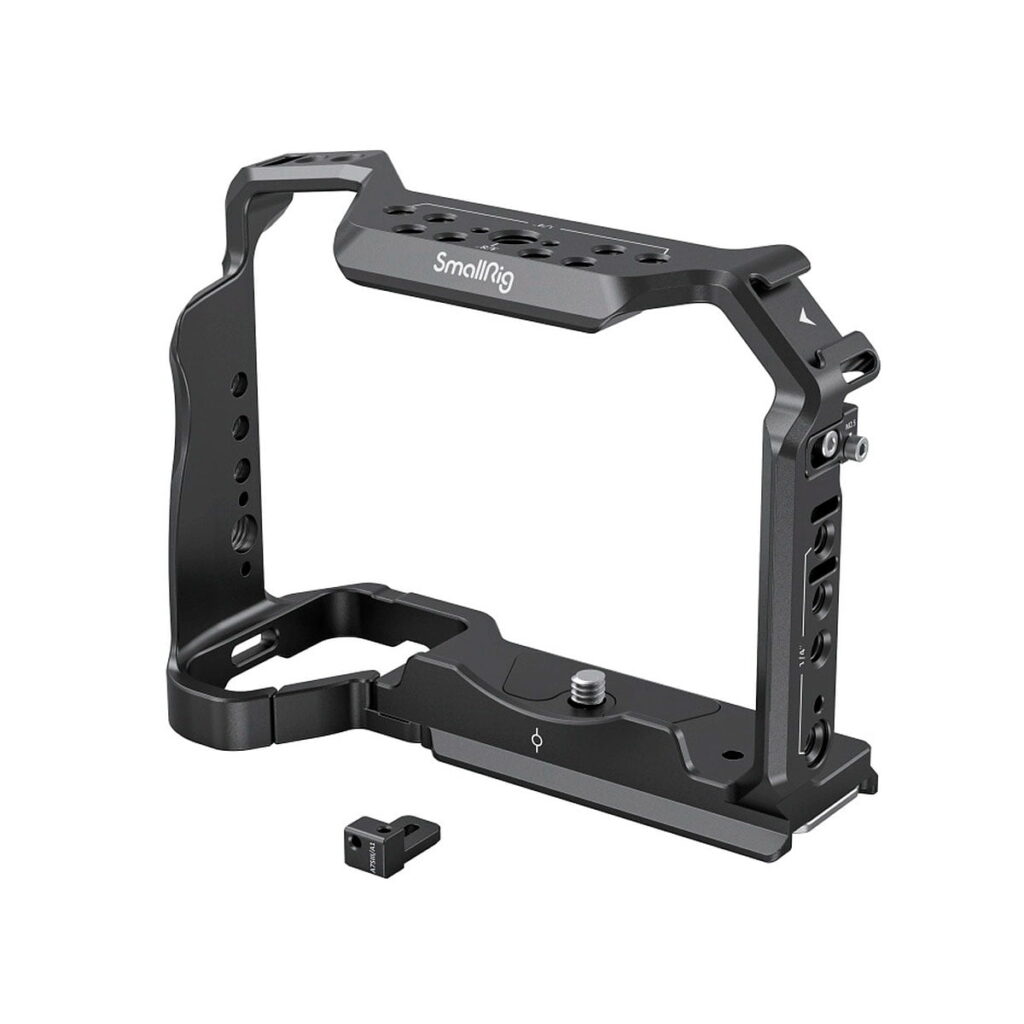 SmallRig 3667 Full Cage for Sony A7R V/A7R IV/A7 IV/A7S III/A1 on musta metallikehys, joka suojaa kameraa ja tarjoaa useita kiinnityspisteitä; pieni kiinnityskappale sijaitsee häkin edessä.
