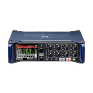 Zoom_F8n_8-Input_10-Track_Multitrack_Field_Recorder_002 Zoom F8n 8-tulo / 10-raitainen moniraitainen kenttätallennin sisältää sinisen metallikotelon, digitaalinäytön, etupaneelin säätimet, painikkeet ja tulo-/lähtöportit. Suunniteltu ammattimaiseen äänitallennukseen kentällä.