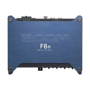 Zoom_F8n_8-Input_10-Track_Multitrack_Field_Recorder_007 Sinisen Zoom F8n 8-sisääntulon / 10 raidan moniraitaisen kenttätallentimen ylhäältä katsottuna, Zoom-logo ja tuotenimi metallikotelossa, ruuvit näkyvissä jokaisessa kulmassa.