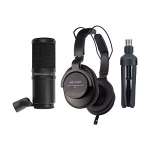 Zoom_ZDM-1_Podcast_Mic_Pack_001 Zoom ZDM-1 Podcast Mic Pack, jossa on musta kondensaattorimikrofoni, mustat over-ear-kuulokkeet ja kompakti kolmijalkainen jalusta, on esillä vierekkäin valkoisella pohjalla.