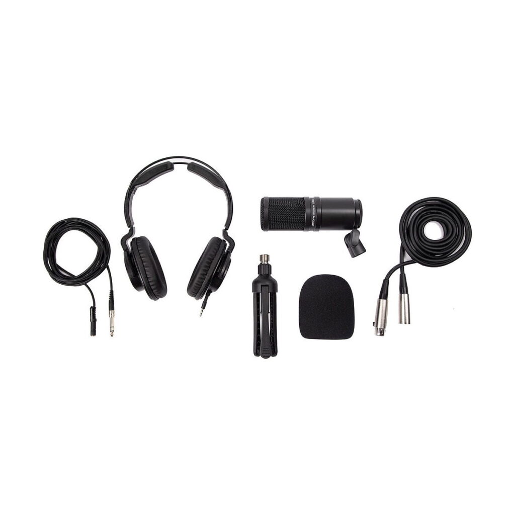 Zoom_ZDM-1_Podcast_Mic_Pack_002 Zoom ZDM-1 Podcast Mic Pack sisältää mustat kuulokkeet, äänikaapelin, kondensaattorimikrofonin, kompaktin jalustan, vaahtomuovisen tuulisuojan ja XLR-kaapelin - kaikki siististi järjestettynä valkoisella pohjalla.