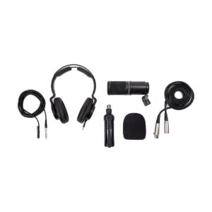 Zoom_ZDM-1_Podcast_Mic_Pack_002 Zoom ZDM-1 Podcast Mic Pack sisältää mustat kuulokkeet, äänikaapelin, kondensaattorimikrofonin, kompaktin jalustan, vaahtomuovisen tuulisuojan ja XLR-kaapelin - kaikki siististi järjestettynä valkoisella pohjalla.