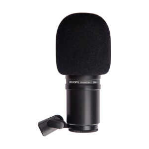 Zoom_ZDM-1_Podcast_Mic_Pack_004 Zoom ZDM-1 Podcast Mic Pack sisältää mustan dynaamisen mikrofonin, jossa on vaahtomuovinen tuulisuoja ja kiinnitysklipsi, pystyssä valkoista taustaa vasten.