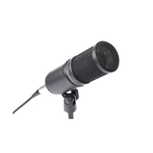 Zoom_ZDM-1_Podcast_Mic_Pack_005 Zoom ZDM-1 Podcast Mic Pack sisältää mustan kondensaattorimikrofonin jalustalla, jossa on liitetty kaapeli, valkoista taustaa vasten.