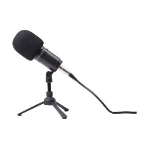 Zoom_ZDM-1_Podcast_Mic_Pack_006 Zoom ZDM-1 Podcast Mic Pack sisältää mustan mikrofonin, jossa on vaahtomuovinen tuulisuoja, pienikokoisessa jalustassa, joka on yhdistetty kaapelilla ja joka on asetettu valkoista taustaa vasten.
