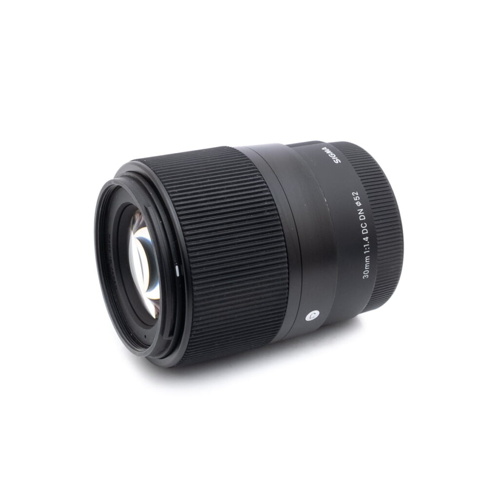sigma_30-2 Sigma 30mm f/1.4 DC DN C Sony E (sis.ALV24%) - Käytetty