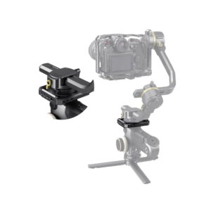 smallrig-2853-Mounting-Clamp-for-Crane-3S-01 Lähikuva SmallRig 2853 Mounting Clamp for Crane 3S -kiinnityskiinnikkeestä, joka on kiinnitetty gimbaliin, kun gimbal, kamera ja kolmijalka on sumentunut taustalla kontekstin vuoksi.