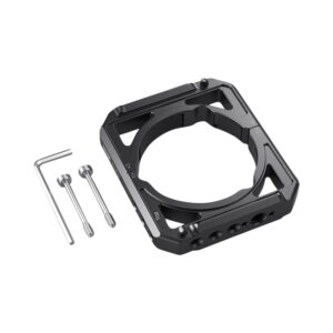 smallrig-2853-Mounting-Clamp-for-Crane-3S-02 SmallRig 2853 Mounting Clamp for Crane 3S, musta metallinen kamerakiinnike, jossa on kaksi ruuvia ja L-muotoinen kuusiokoloavain, näkyy valkoisella pohjalla.