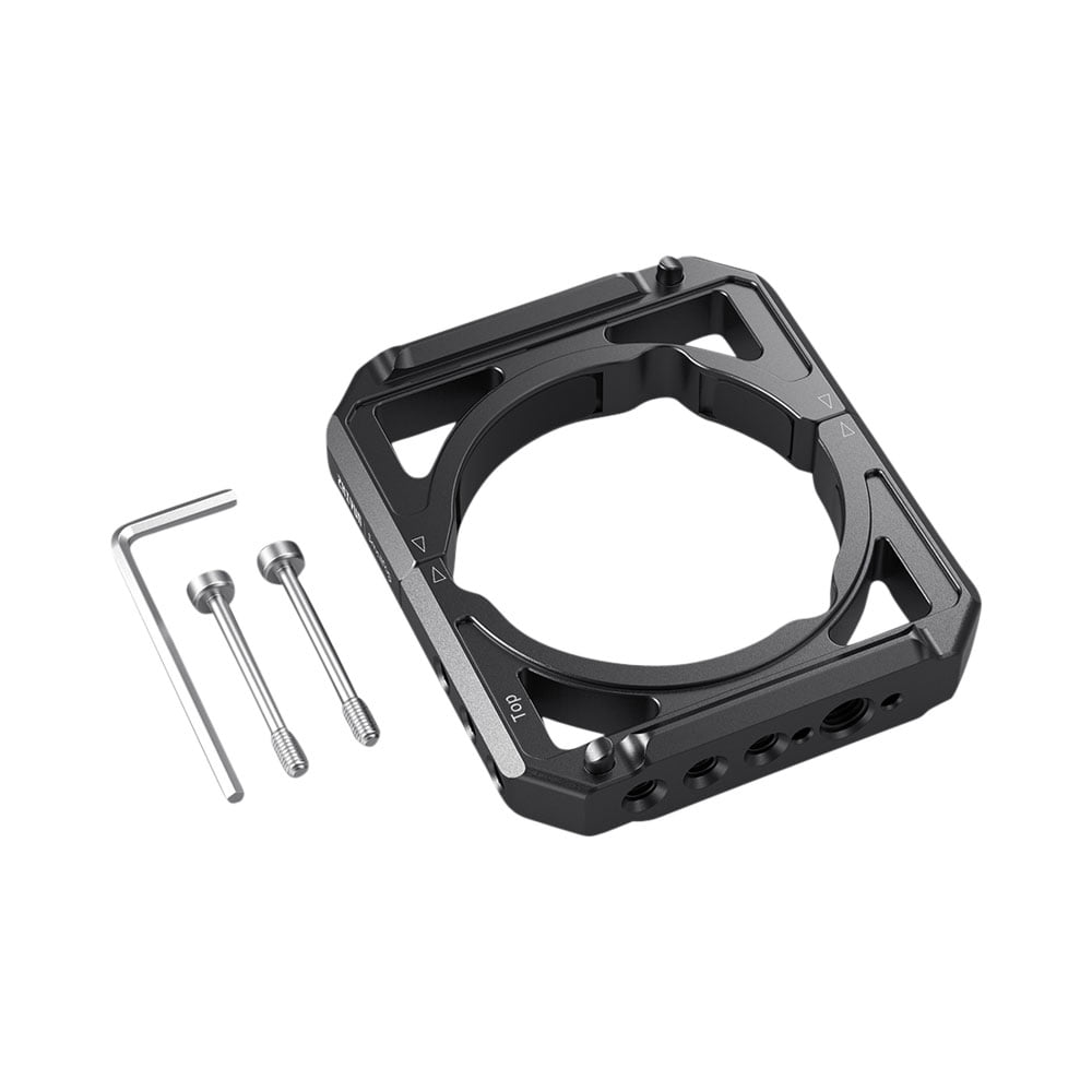 smallrig-2853-Mounting-Clamp-for-Crane-3S-02 SmallRig 2853 Mounting Clamp for Crane 3S, musta metallinen kamerakiinnike, jossa on kaksi ruuvia ja L-muotoinen kuusiokoloavain, näkyy valkoisella pohjalla.