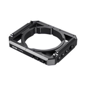 smallrig-2853-Mounting-Clamp-for-Crane-3S-03 SmallRig 2853 Mounting Clamp for Crane 3S on musta suorakulmainen lisävaruste, jossa on useita kierteitettyjä reikiä ja keskellä pyöreä aukko, joka on suunniteltu lisävarusteiden turvalliseen kiinnittämiseen ja kiinnittämiseen.