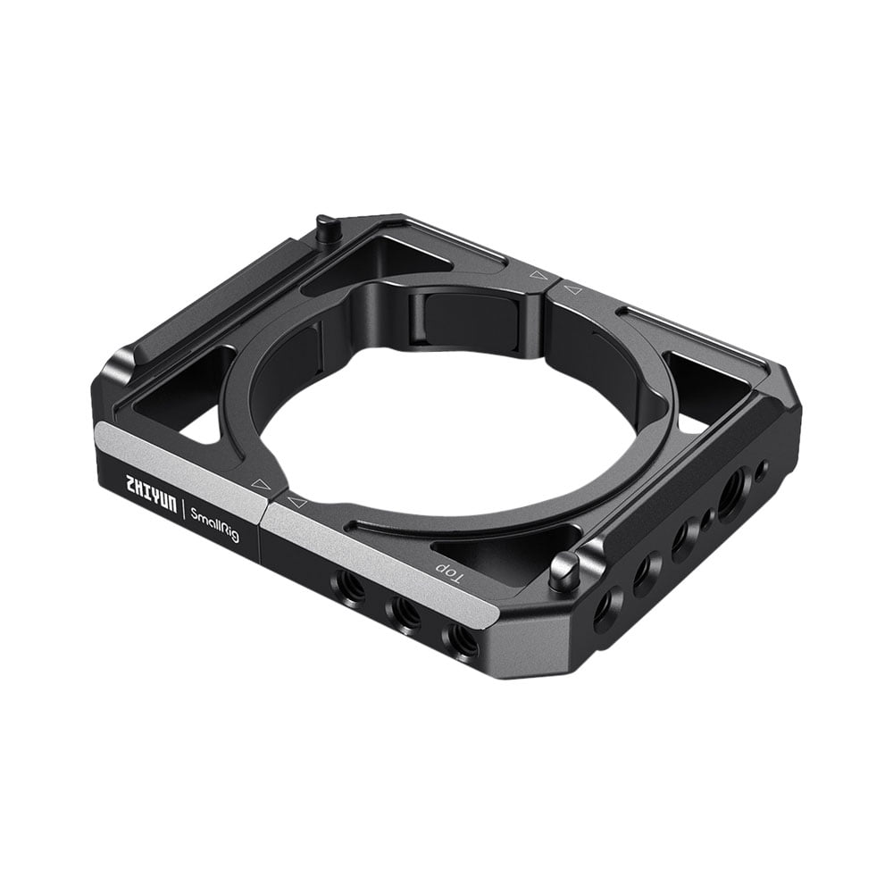 smallrig-2853-Mounting-Clamp-for-Crane-3S-03 SmallRig 2853 Mounting Clamp for Crane 3S on musta suorakulmainen lisävaruste, jossa on useita kierteitettyjä reikiä ja keskellä pyöreä aukko, joka on suunniteltu lisävarusteiden turvalliseen kiinnittämiseen ja kiinnittämiseen.