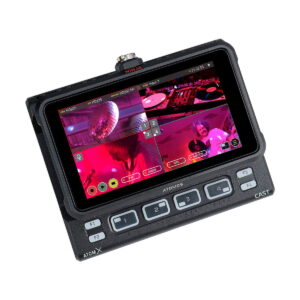 Atomos_AtomX_Cast_for_Ninja_V_001 Atomos AtomX Cast for Ninja V on monikatseluvideokytkin ja -monitori, joka näyttää neljä live-syöttöä, kuten DJ:n, diskopallon ja esitykset, ja jonka näytön alla on merkitty toimintopainikkeet.