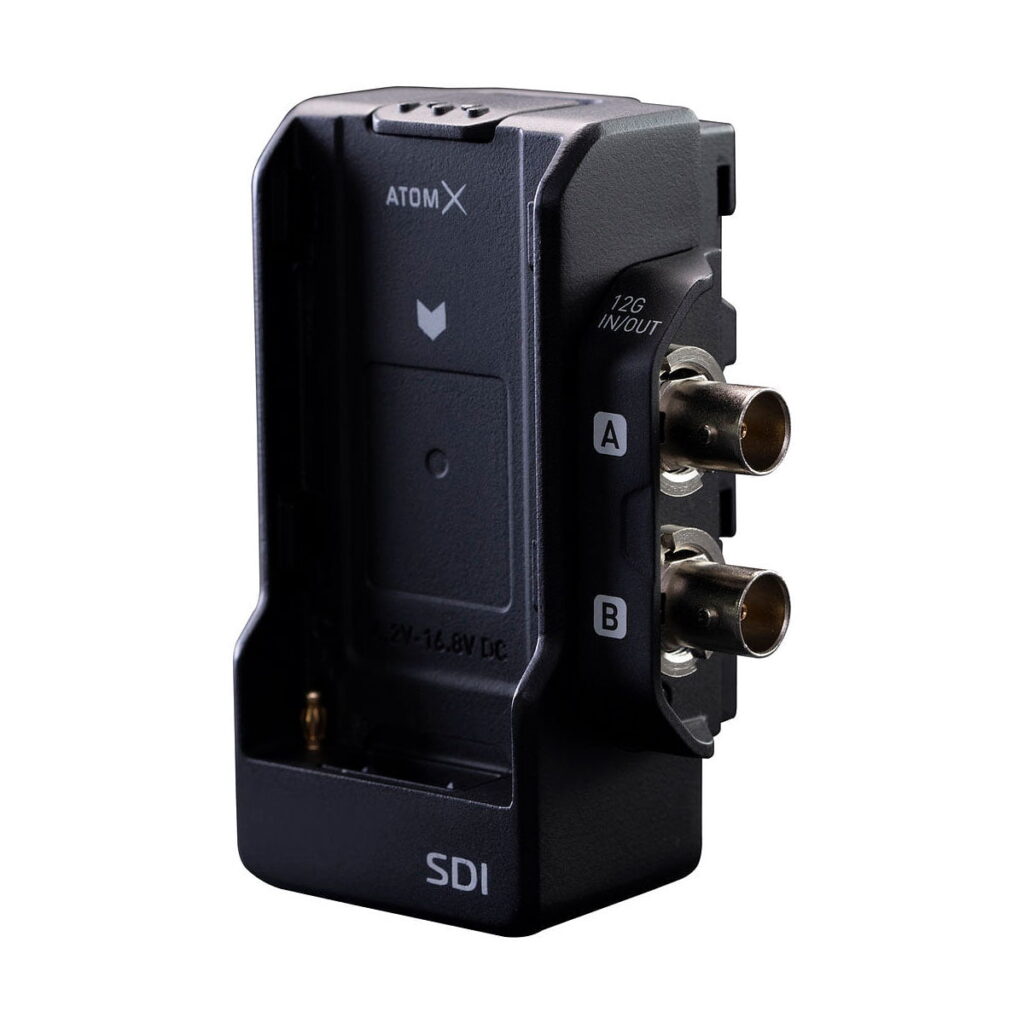 Atomos_AtomX_SDI_Module_for_Ninja_V_001 Musta Atomos Ninja V+ 5,2" HDMI ulkoinen tallennin, jossa on kaksi SDI-tulo-/lähtöporttia sivulla ja akkupaikka edessä, kuvattuna valkoista taustaa vasten.